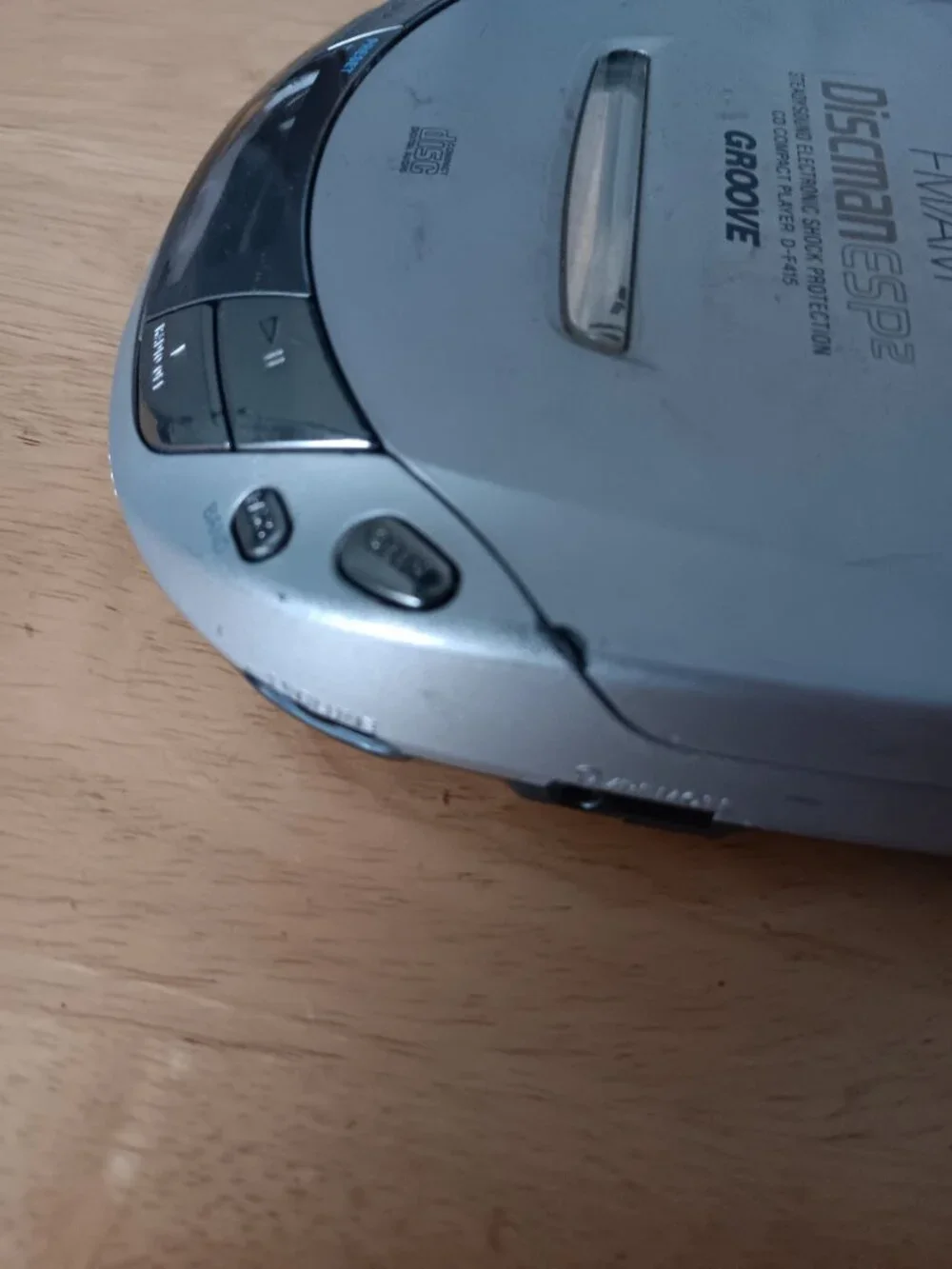2 Sony discman esp2 (1 works 1 doesnt read), 1 power cable and 1 carrying case